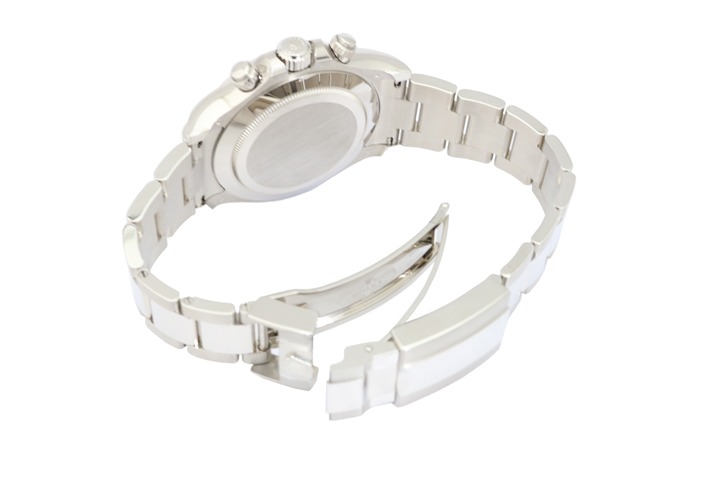 軽くて丈夫なため腕時計に最適