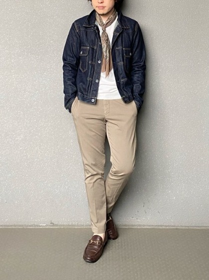 コーデ7：ブルー×ベージュチノパン