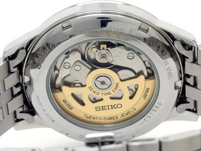 クォーツムーブCal.4R35搭載で精度も安定