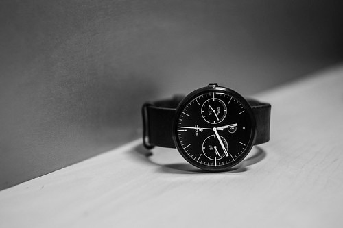 ねじ込み式裏蓋(スクリューバック)