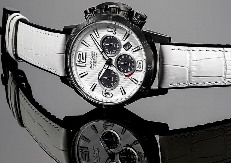 ①日本製ソーラームーブメントを搭載