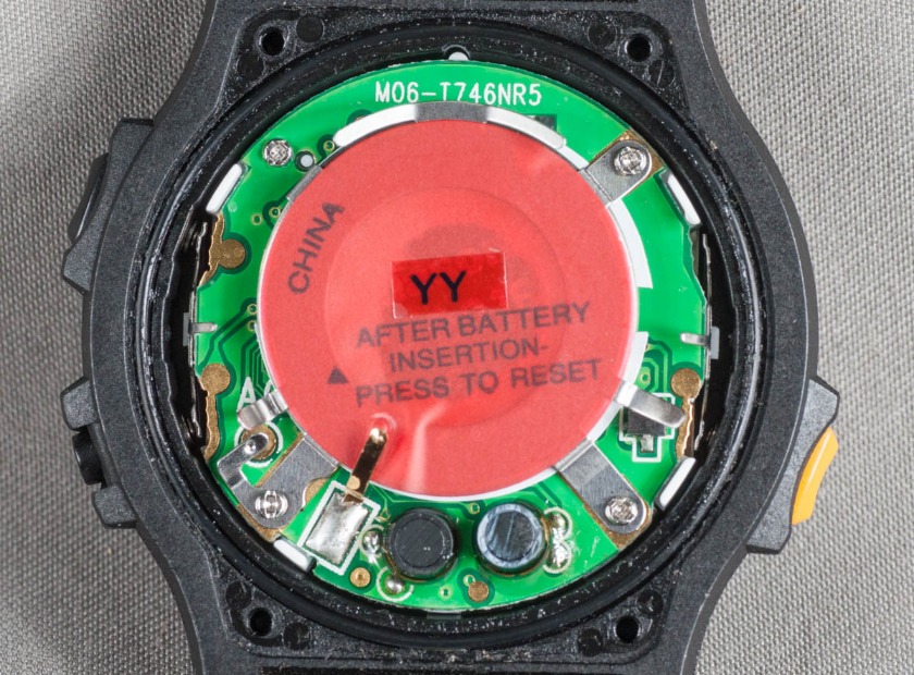 2.注意して中蓋のネジを外す