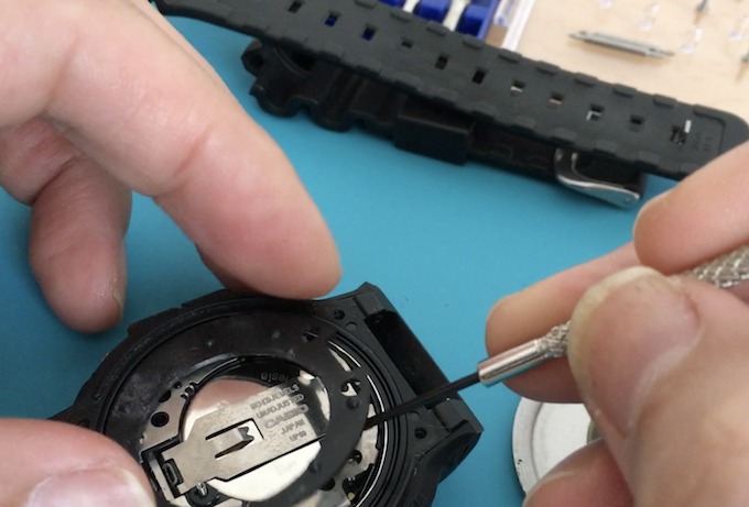 STEP2:電池押さえのロックを外す