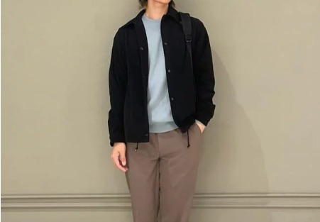 コーデュロイ×ライトブルーTシャツ