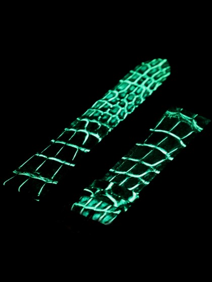 蓄光成分の皮ベルトで暗闇時の視認性を高める