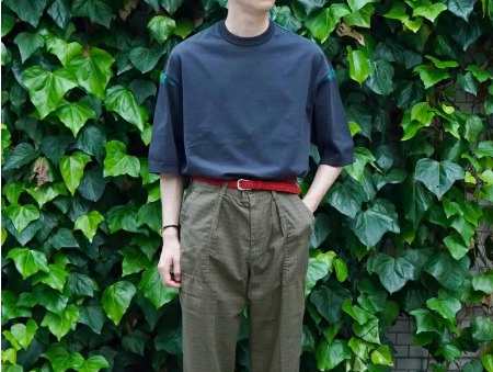 ネイビーTシャツ×タックパンツ