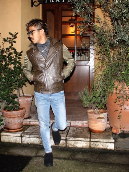 ④ジップを閉めて「逆三角」を作る