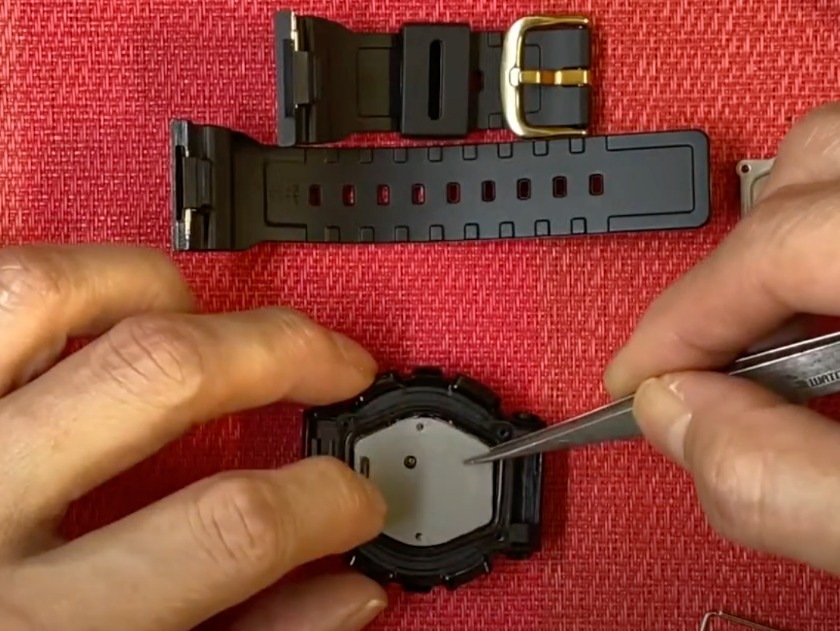 STEP1：裏蓋を開けテープ下の電池を取り出す