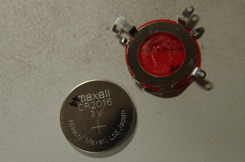 3.電池を取り出し交換する