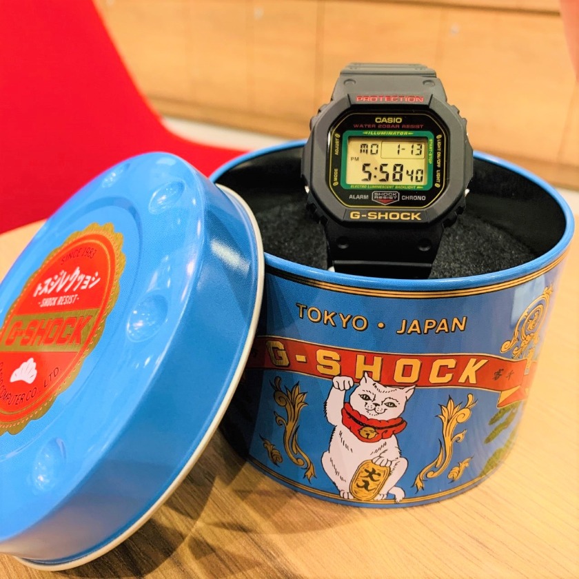 定番のブラックはレトロモダンな印象