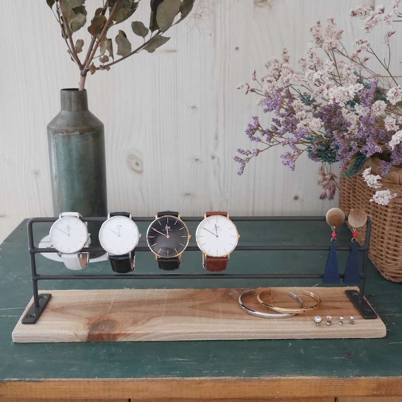 ①100均のアイアンバー×木板で飾る