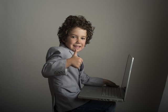 DW-5750E-1BJF (カシオG-SHOCK)は幅広い世代に親しまれる