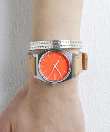 ②腕時計×似た色味のブレスレット