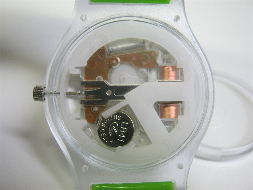 ④ムーブメントをバンドに収め竜頭（リューズ）を戻す