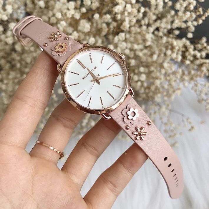 女性らしいカラーをアクセントに選ぶ