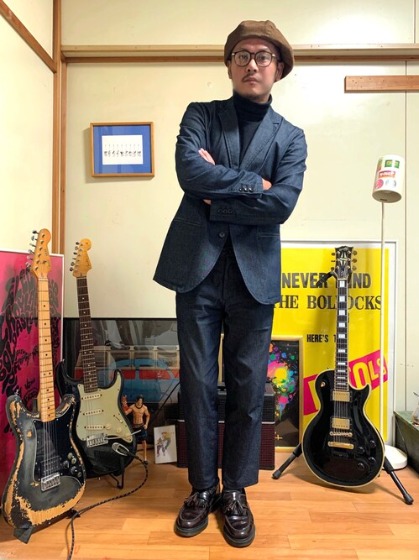 コーデ3：ブルー×黒ハイネックセーター