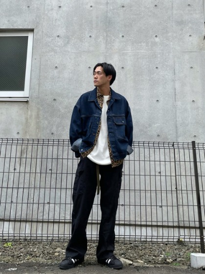 着こなし6：白T＋柄シャツのダブルレイヤー