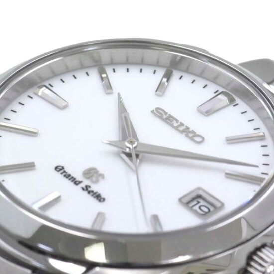 ホワイト文字盤の視認性はやや低い