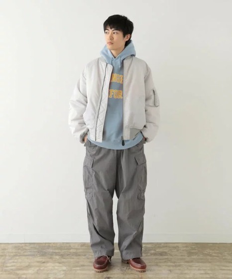 ホワイト×マウンテンパーカーのさわやかコーデ