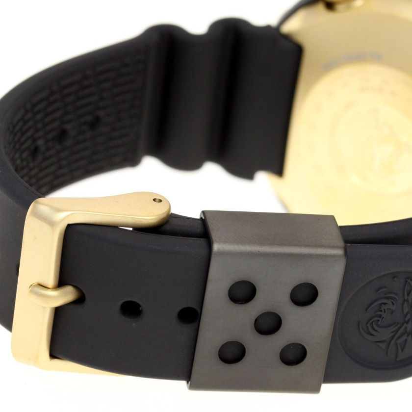 シリコン製ストラップで装着感向上