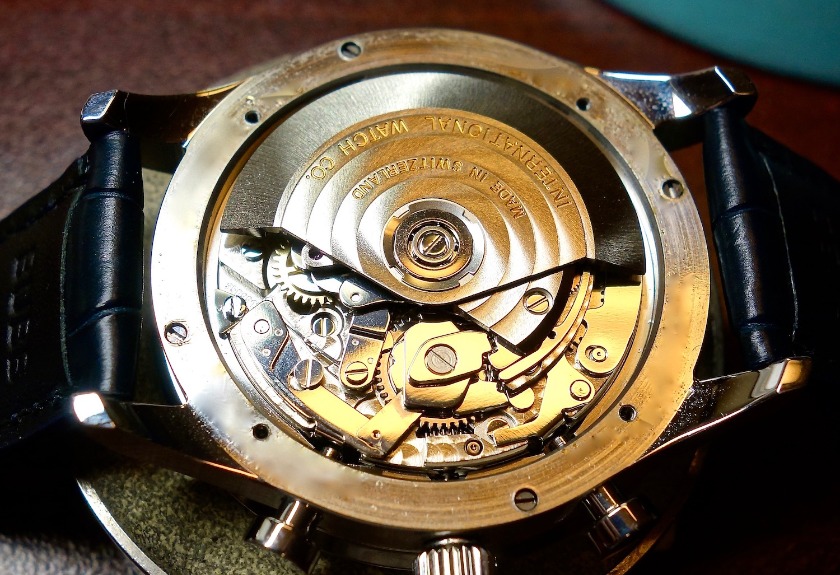 ③裏蓋の仕様に違いあり