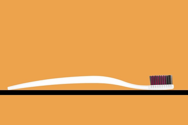 ベゼルとリューズはブラッシングや綿棒で丁寧に