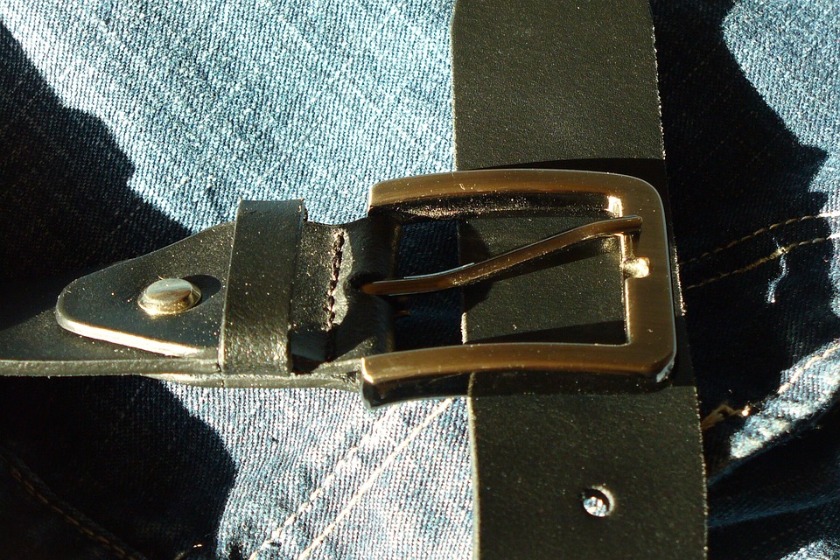 ①ナイロンベルトとバネ棒を外す