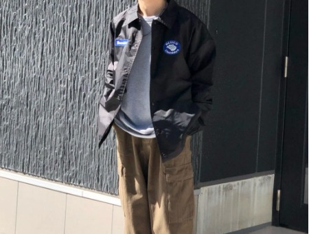 ロゴ入り×カーゴパンツ