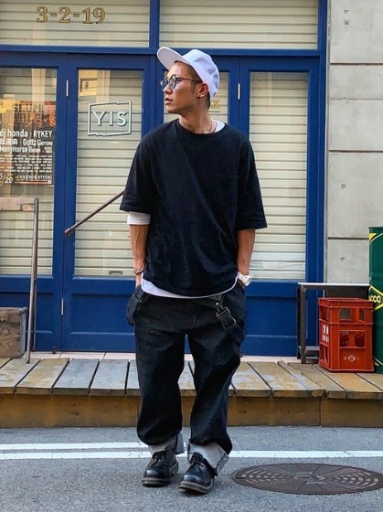 ①黒Tシャツ+黒デニム×黒ブーツ