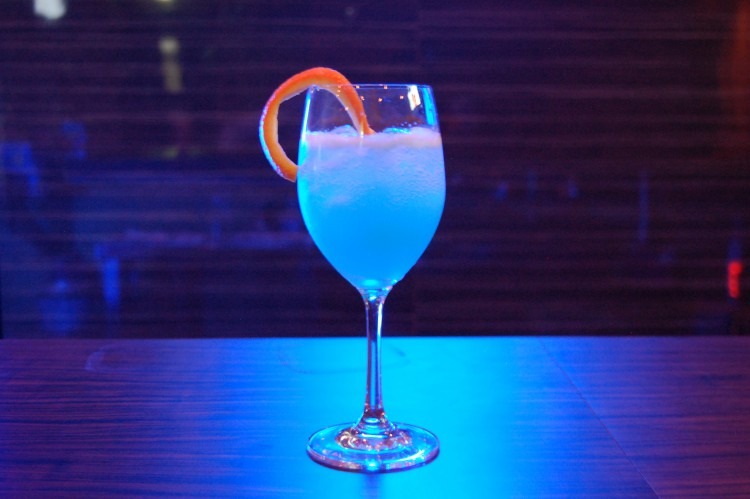 アイスブルーの美しい文字盤