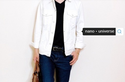 白ブルゾン×黒VネックTシャツ