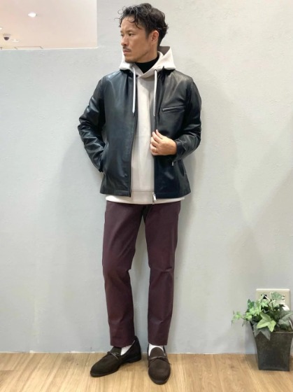 ブラック革ジャン×白パーカー