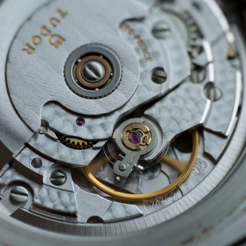 ②ETAムーブメントを使用しコストを抑える