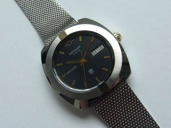 裏蓋を閉じ元に戻す