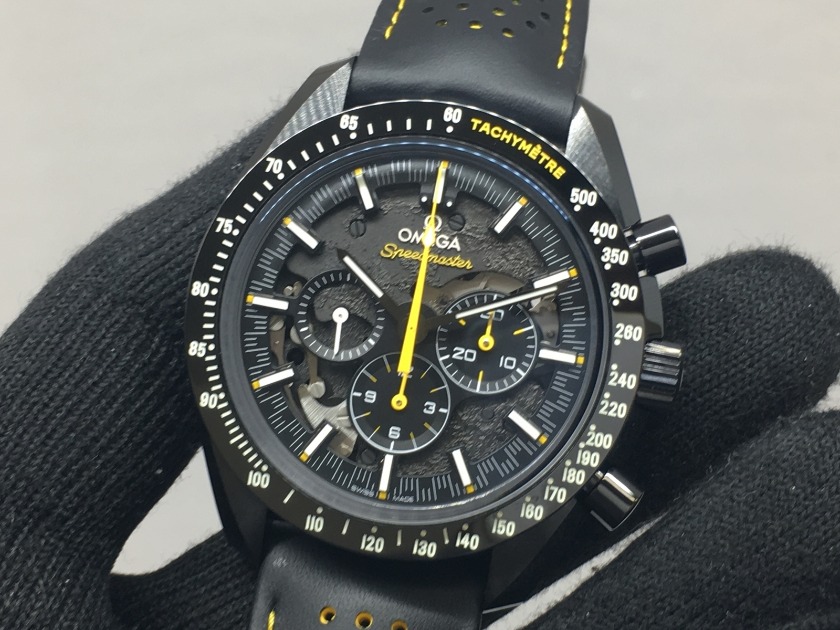 ③月面や宇宙を表現したダイアルデザイン