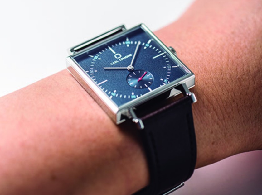 カール・エドモンドの腕時計はシンプルで誰にでも似合う