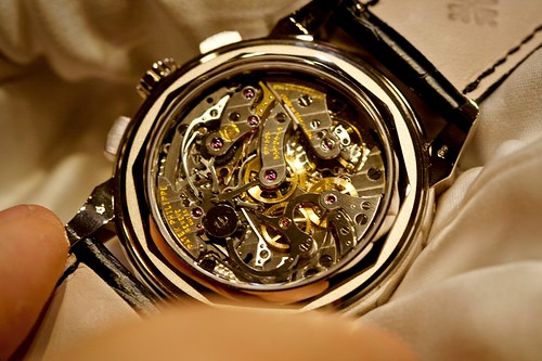 八角形のベゼルが個性的