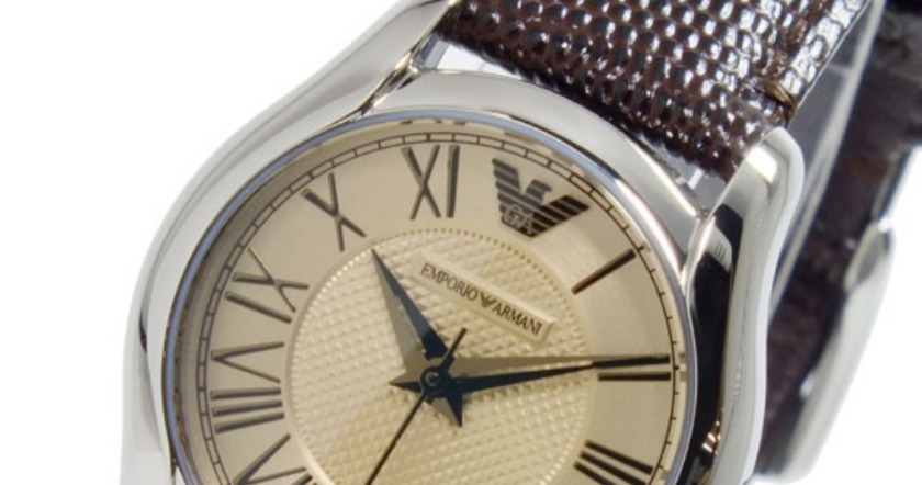 アルマーニのレディース腕時計①ロゴがシンプルなモデルかどうか