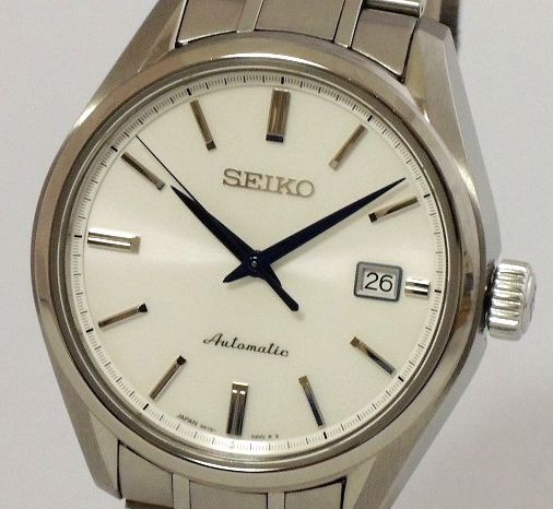 光沢のあるダイヤルが繊細