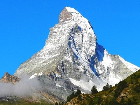 アルプスの山をモチーフにしたロゴ