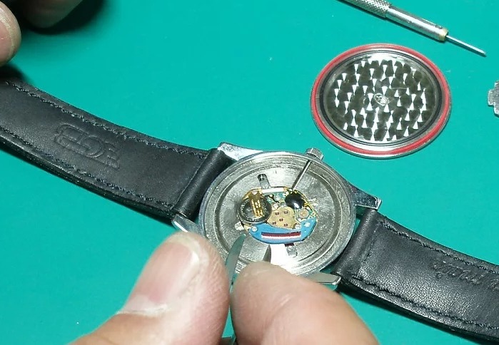 テンデンス(腕時計)の電池交換③新しい電池を入れる