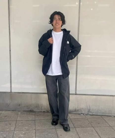 黒マウンテンパーカー春1