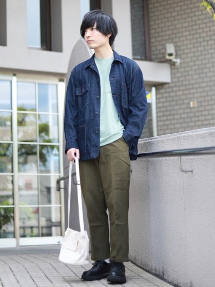 コーデ5：ブルー×カーキチノパン