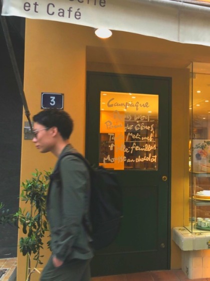 ②ワントーンコーデのシンプルファッション