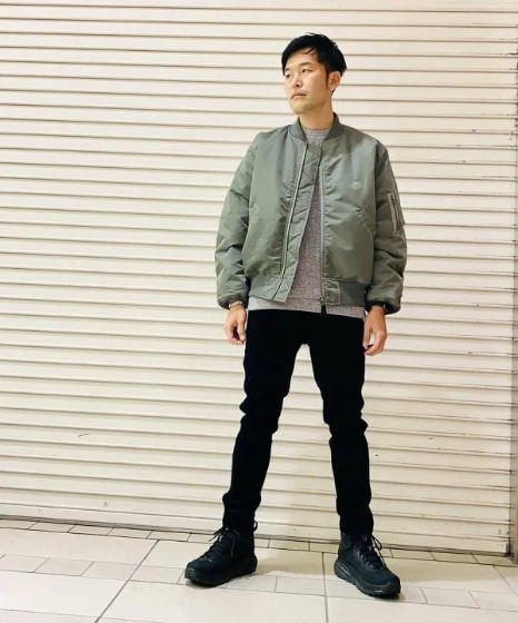 カーキ×グレースウェットの落ち着いたコーデ