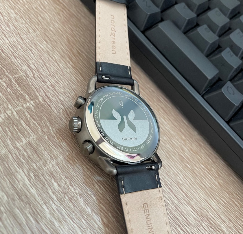 裏蓋には美しいエッジング加工