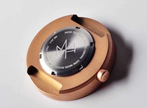 ②スイス製ムーブメントとサファイアガラスを使用