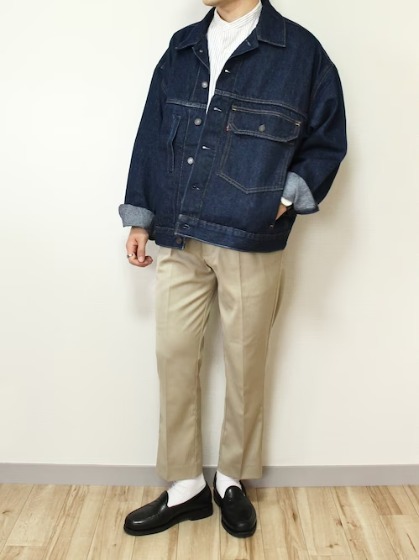 コーデ6：ブルー×ベージュチノパン