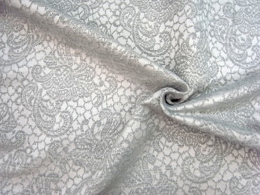 ジャガード織りは様々な製品に使われている？