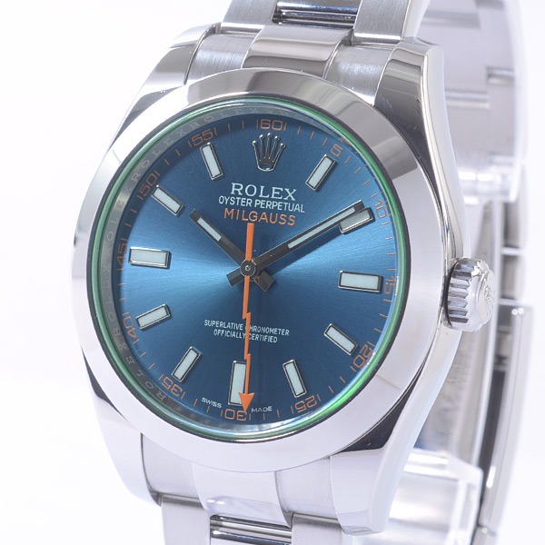 緑の文字盤が個性的